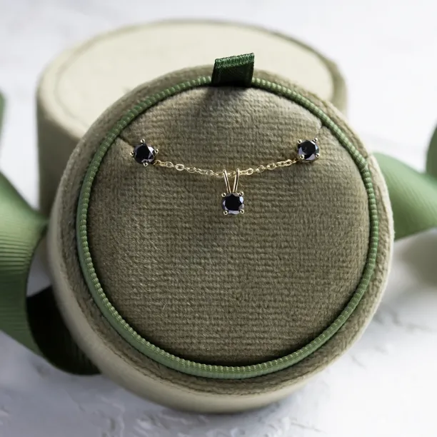 Zlatý přívěsek a náušnice s černými diamanty BLADETTE Image