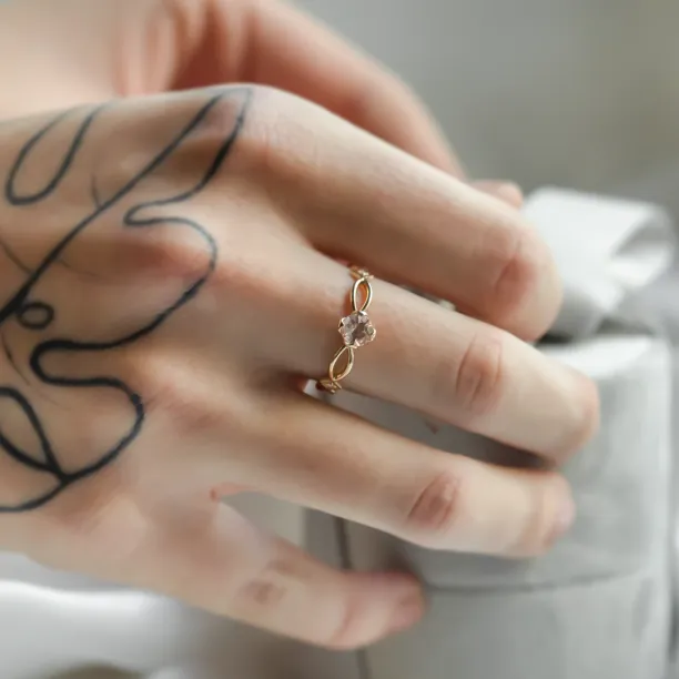 Originální zásnubní prsten s jahodovým křišťálem a propletením QUEENLY Image