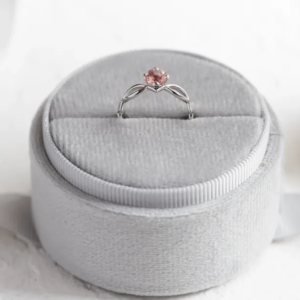 Originální zásnubní prsten s jahodovým křišťálem a propletením QUEENLY Image