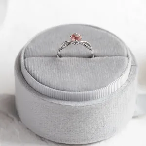 Originální zásnubní prsten s jahodovým křišťálem a propletením QUEENLY Thumbnail