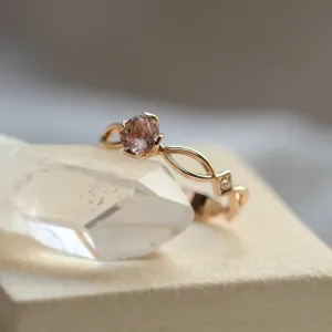 Originální zásnubní prsten s jahodovým křišťálem a propletením QUEENLY Thumbnail