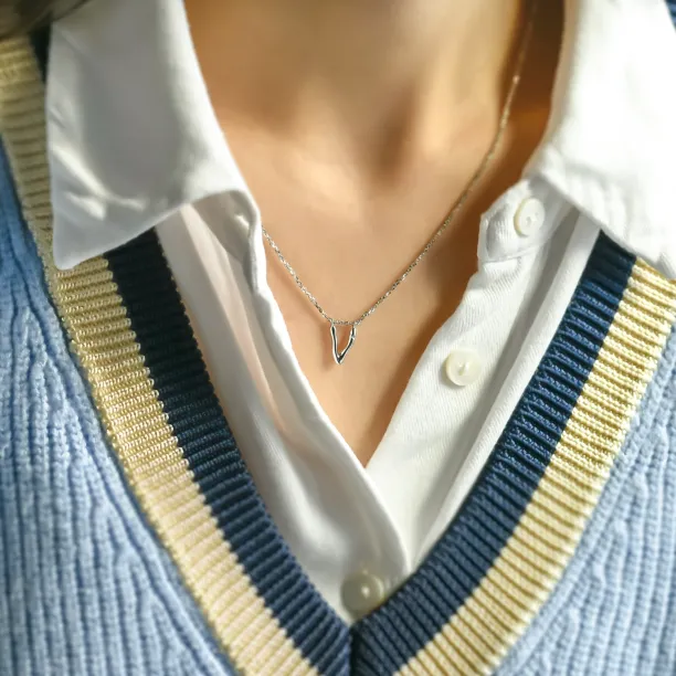 Zlatý přívěsek písmeno s diamantem JEAN Image