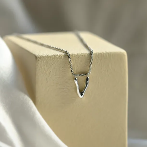 Zlatý přívěsek písmeno s diamantem JEAN Image