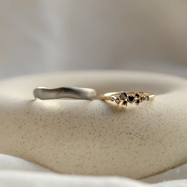 Atypické snubní prsteny s černými diamanty a černým rhodiem DUE Image