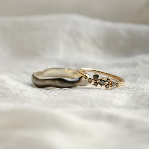 Atypické snubní prsteny s černými diamanty a černým rhodiem DUE Image