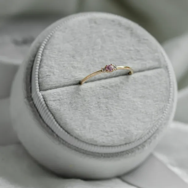 Minimalistický prsten s růžovým safírem a s diamanty LETIZIA Image