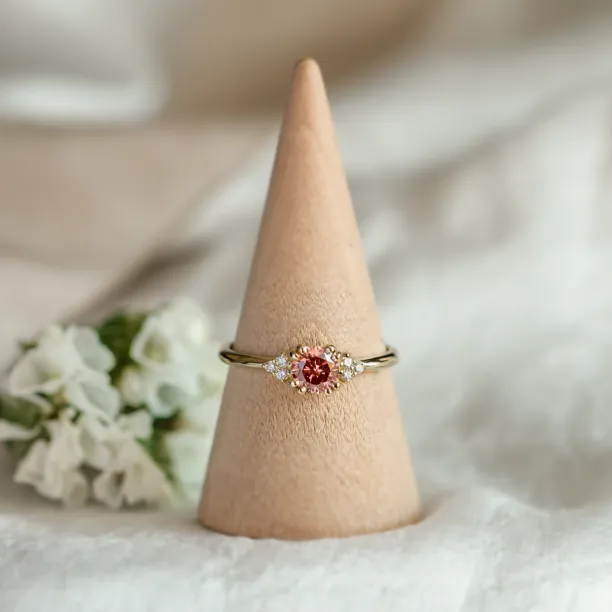 Zlatý prsten s růžovým lab grown diamantem a přírodními diamanty MONNYX Image