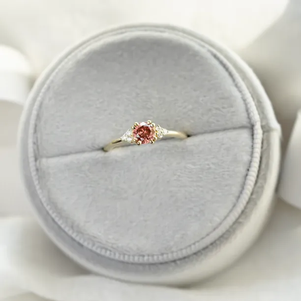 Zlatý prsten s růžovým lab grown diamantem a přírodními diamanty MONNYX Image