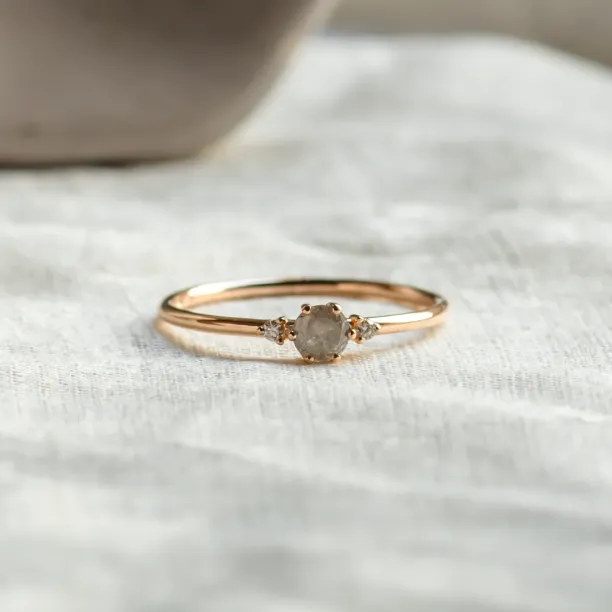 Minimalistický prsten se salt and pepper a klasickými diamanty FRANCO Image