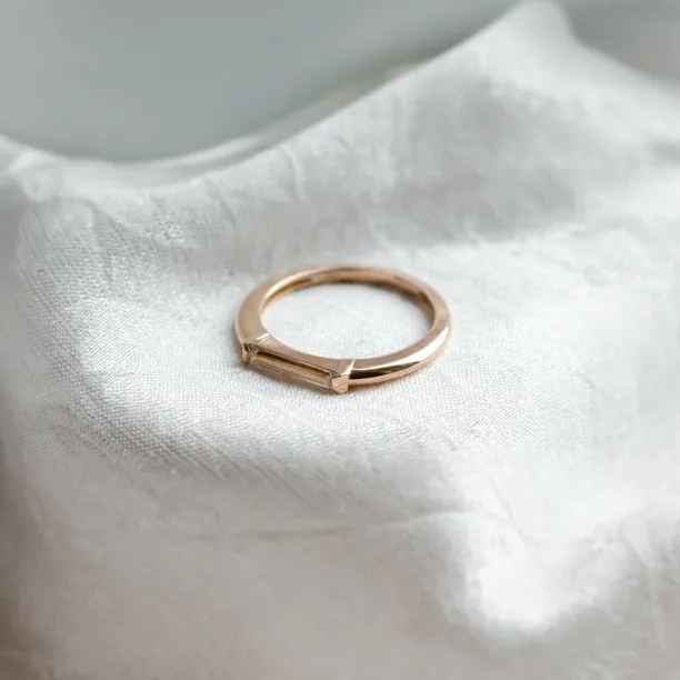 Zlatý prsten s baguette moissanitem v art deco stylu LIA Image