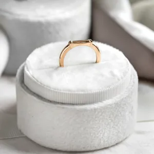 Zlatý prsten s baguette moissanitem v art deco stylu LIA Thumbnail