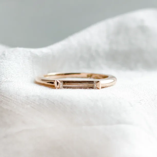 Zlatý prsten s baguette moissanitem v art deco stylu LIA Image