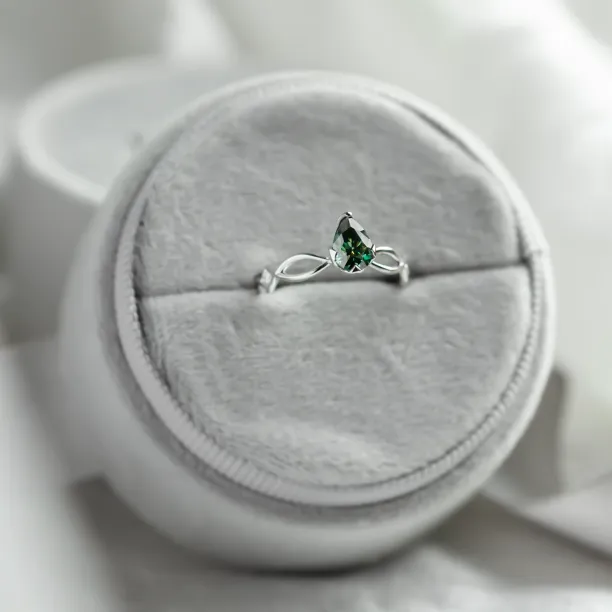 Propletený zlatý prsten s pear moissanitem BRIGITA Image