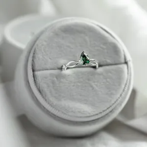 Propletený zlatý prsten s pear moissanitem BRIGITA Thumbnail