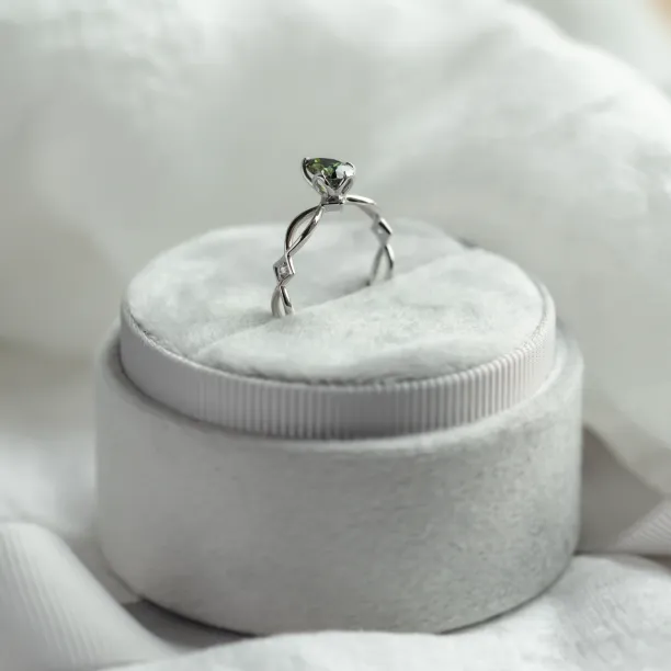 Propletený zlatý prsten s pear moissanitem BRIGITA Image