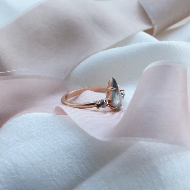 Zásnubní prsten s kite salt and pepper diamanty QUEST Image