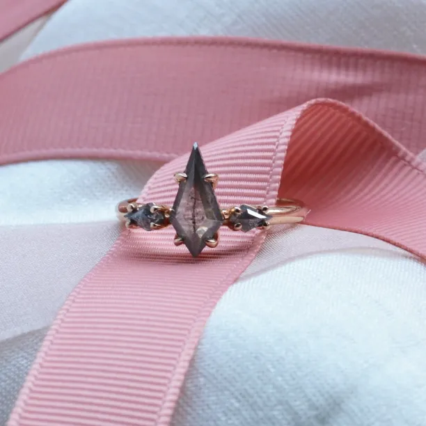 Zásnubní prsten s kite salt and pepper diamanty QUEST Image