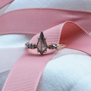 Zásnubní prsten s kite salt and pepper diamanty QUEST Thumbnail