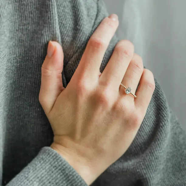 Zlatý zásnubní prsten s kuličkovou obroučkou a pear moissanitem BEAU Image