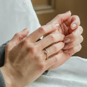 Zlatý zásnubní prsten s kuličkovou obroučkou a pear moissanitem BEAU Thumbnail