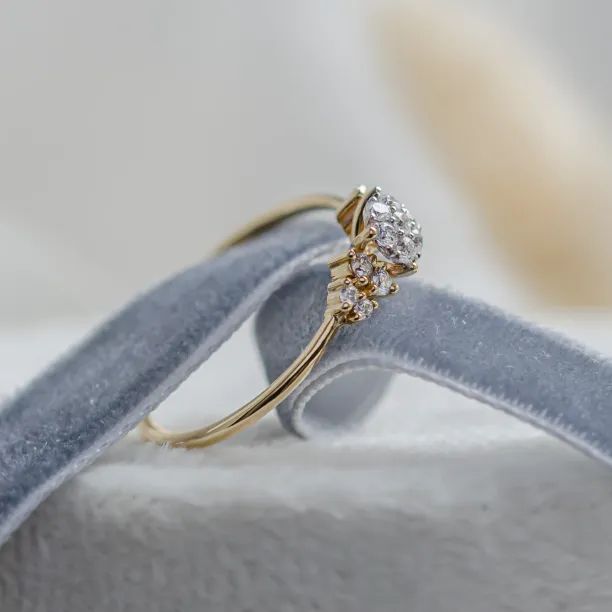 Pavé engagement ring with moissanites BOWIE Image