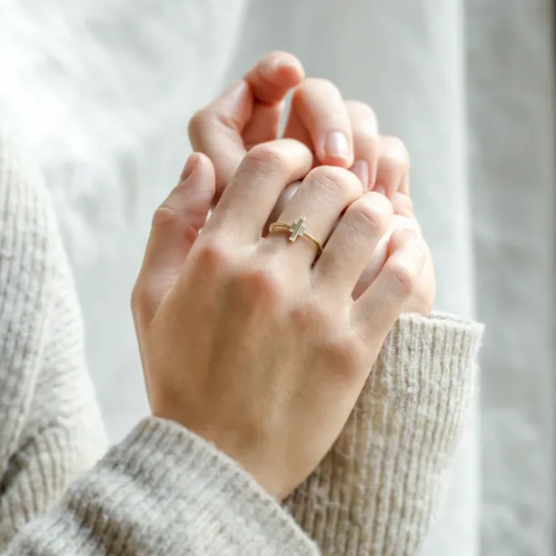 Originální zásnubní prsten s baguette moissanity THEA Image