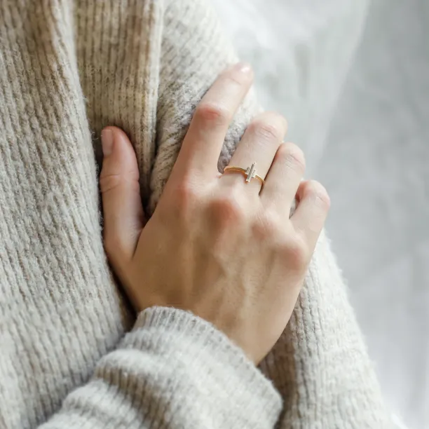 Originální zásnubní prsten s baguette moissanity THEA Image