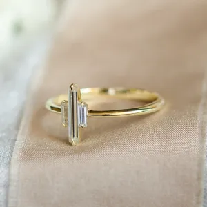 Originální zásnubní prsten s baguette moissanity THEA Thumbnail