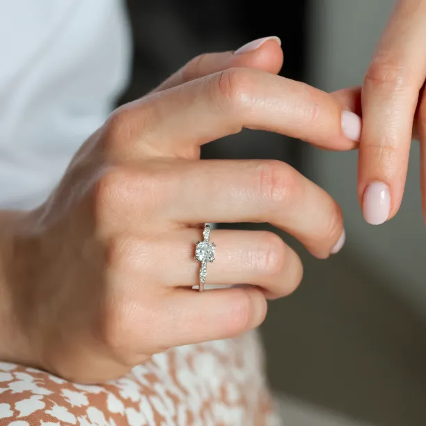 Luxusní zásnubní prsten s cushion lab grown diamantem GEOFFREY Image