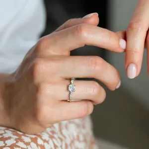 Luxusní zásnubní prsten s cushion lab grown diamantem GEOFFREY