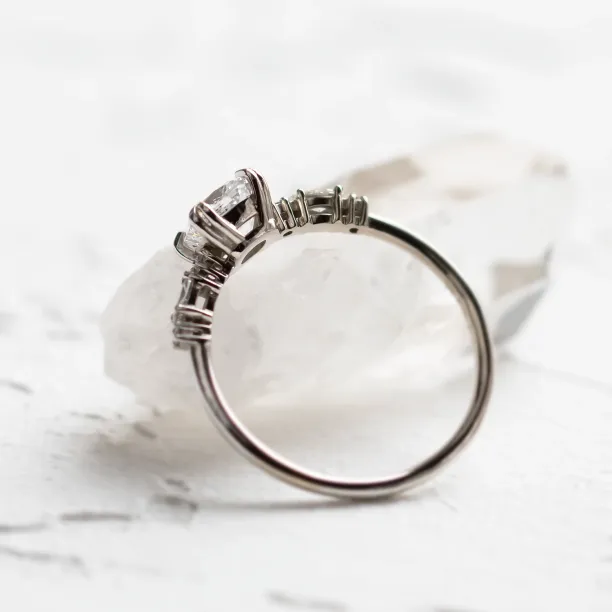 Luxusní zásnubní prsten s cushion lab grown diamantem GEOFFREY Image