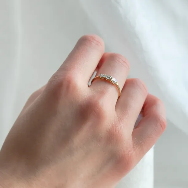 Zlatý prsten se třemi laboratorními diamanty AVELA Image