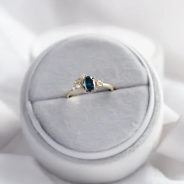 Cluster prsten s modrými a bílými lab grown diamanty VAIANA Image