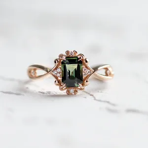 Unique vintage gold ring with green sapphire and diamonds BAROQUE