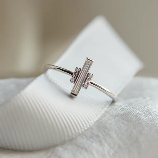 An unconventional engagement ring with a central baguette moissanite ETHEL Image