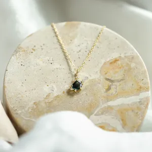 Zlatý přívěsek s asymetrickým safírem a diamanty TRIX Thumbnail