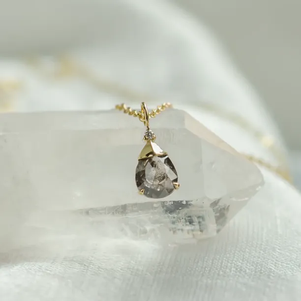 Přívěsek se salt and pepper diamantem a klasickým diamantem TASH Image