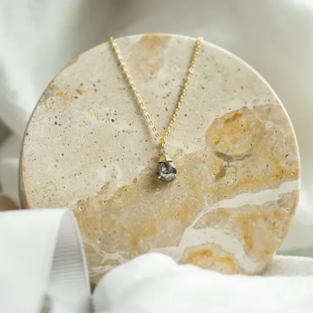 Přívěsek se salt and pepper diamantem a klasickým diamantem TASH Image