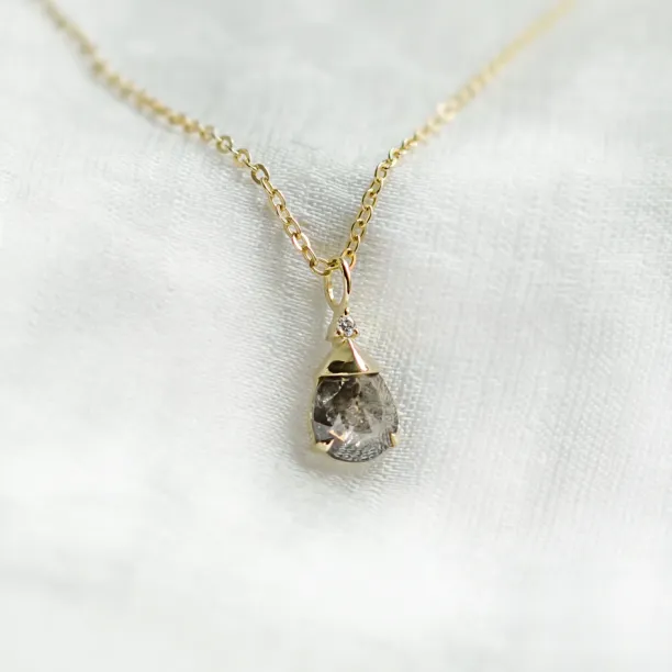 Přívěsek se salt and pepper diamantem a klasickým diamantem TASH Image