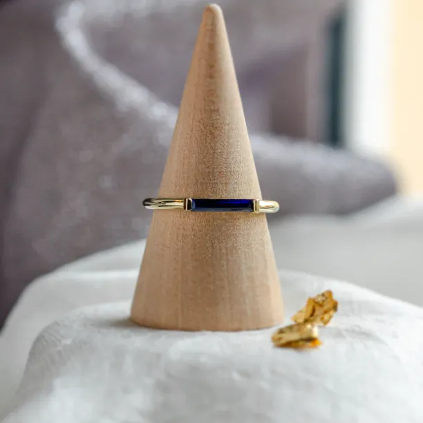 Gold ring with laboratory sapphire in baguette shape CYNTHIA Image