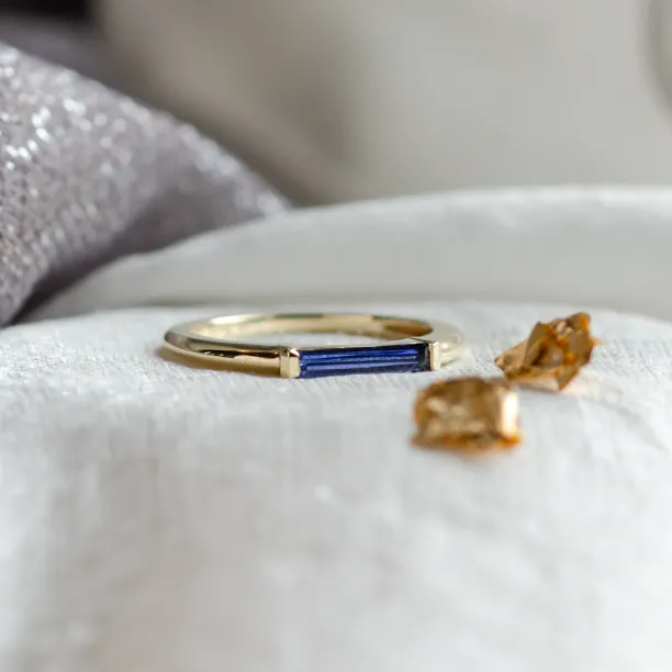 Gold ring with laboratory sapphire in baguette shape CYNTHIA Image