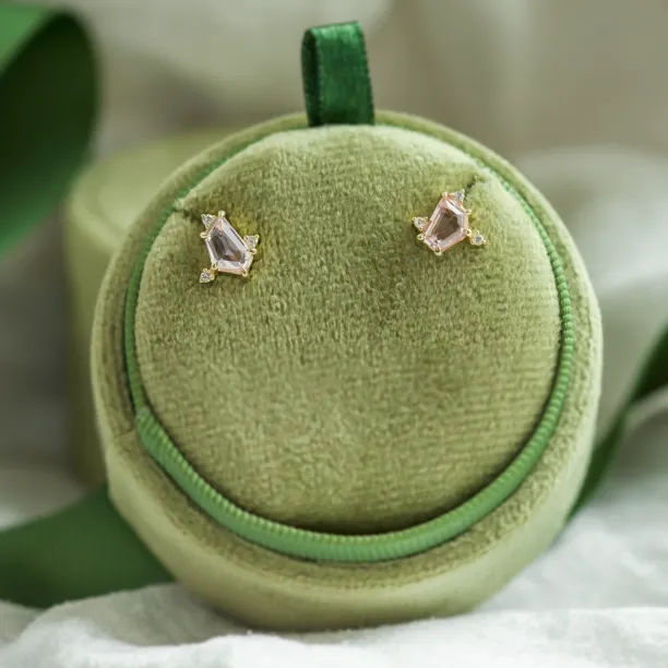 Zlaté náušnice s asymetrickými safíry a diamanty KAIA Image