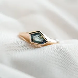 Original gold ring with an asymmetric teal sapphire TAYLOR