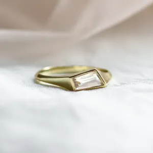 Zlatý atypický prsten s asymetrickým růžovým safírem EDITH