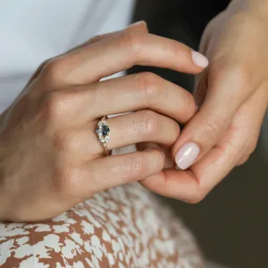 Zásnubní prsten s modrým safírem a diamanty CADETIE