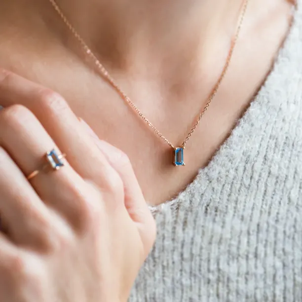 Gold necklace with a baguette cut topaz LUCERNE Image