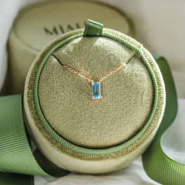 Gold necklace with a baguette cut topaz LUCERNE Image