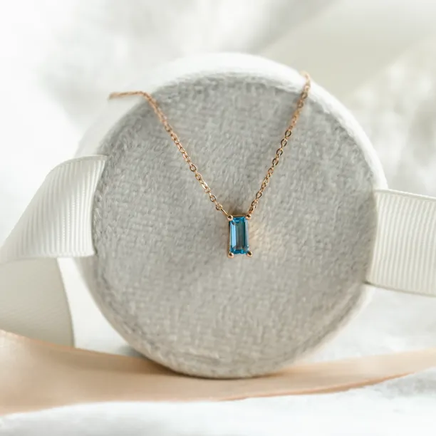 Gold necklace with a baguette cut topaz LUCERNE Image