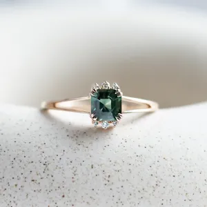 Gold ring with teal sapphire and diamonds ESMÉ