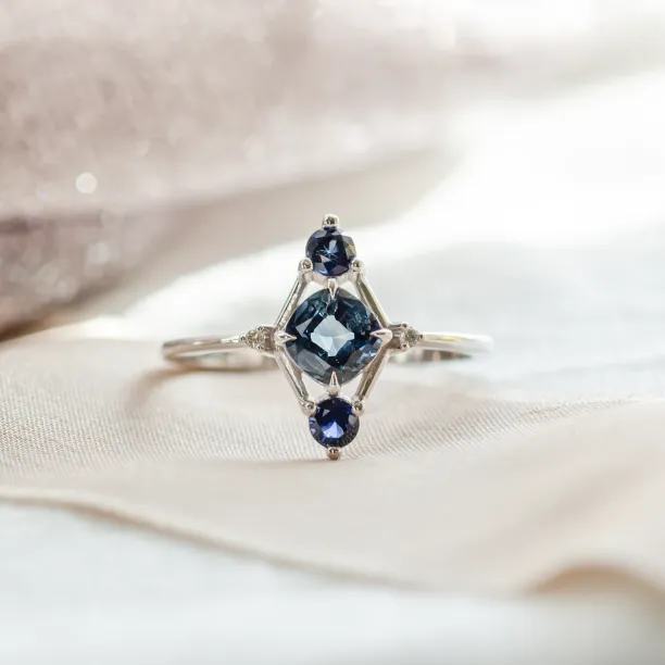 Gold ring with sapphires ANNE Image